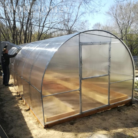 Теплица Сибирская Усиленная 8 метров с поликарбонатом | Мой-Дом27 | Каркас изготовлен из оцинкованной замкнутой трубы 20*20 мм.<br>
 Ширина - 3&nbsp;метра. Высота - 2,1 метра. Длина 8&nbsp;метров.&nbsp;<br>
 Выдерживаемая снеговая нагрузка - 100 кг/м2. Выдерживаемая ветровая нагрузка - до 15 м/с.<br>
 Расстояние между дугами 1 метр.&nbsp;<b>Толщина металла дуг 1,2 мм</b>.&nbsp;Ширина двери 0,96 метра.<br>